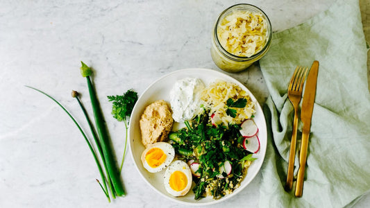 Lauwarmer Hirse-Grüner-Spargelsalat mit wachsweichen Eiern und Garlic & Pepper Kraut