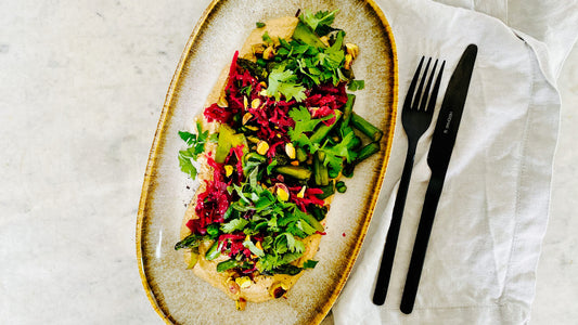 Hummus-Bowl mit Spargel und Rote Beete Kraut