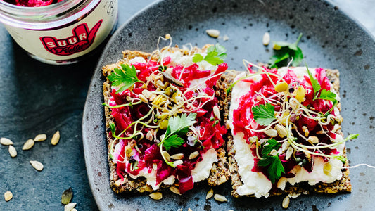 Saaten-Knäcke mit Frischkäse und Rote Beete & Ingwer Kraut